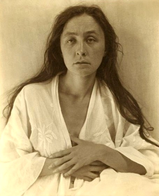 Photo portrait of Georgia O'Keeffe by Alfred Stieglitz, 1918.