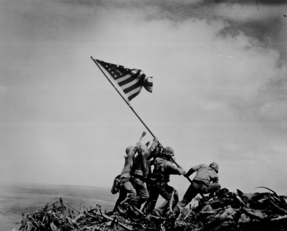 joel_rosenthal_raising_the_flag_iwo_jima_1945