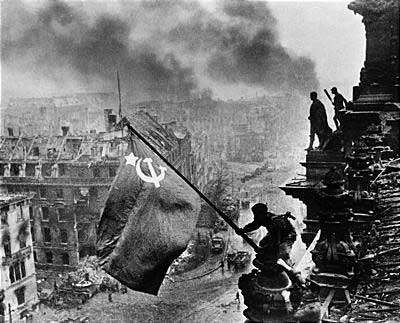 yevgeny_khaldei_soviet_flag_over_reichstag_1945