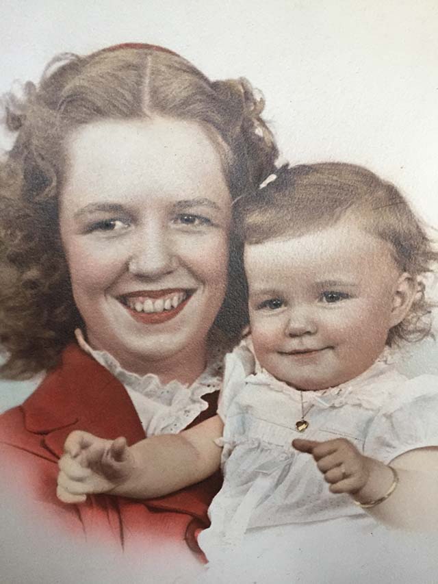 Mary Lou Willis with her daughter Diana circa December 1944.